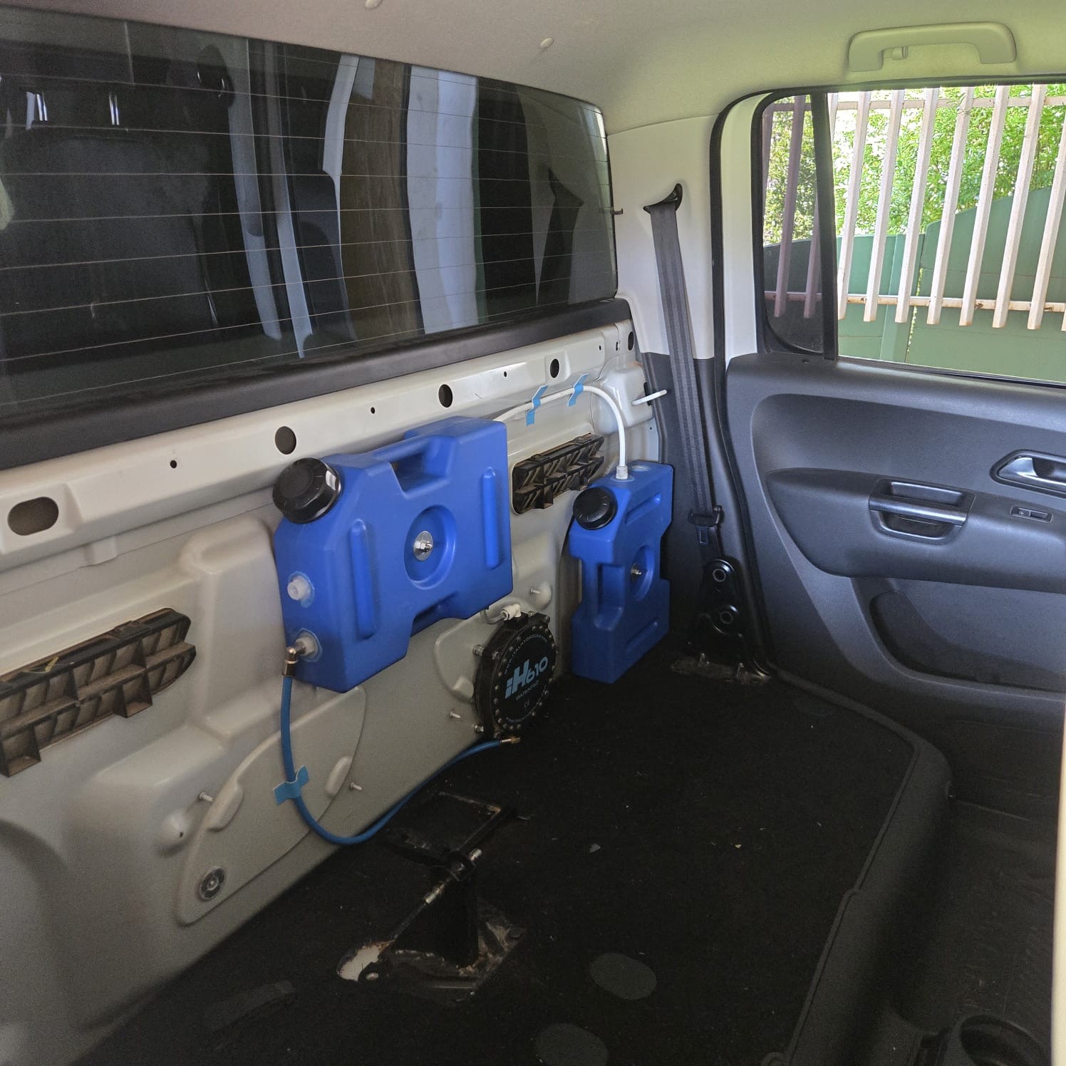 Hydroxi unit and water tanks mounted in a vehicle cab