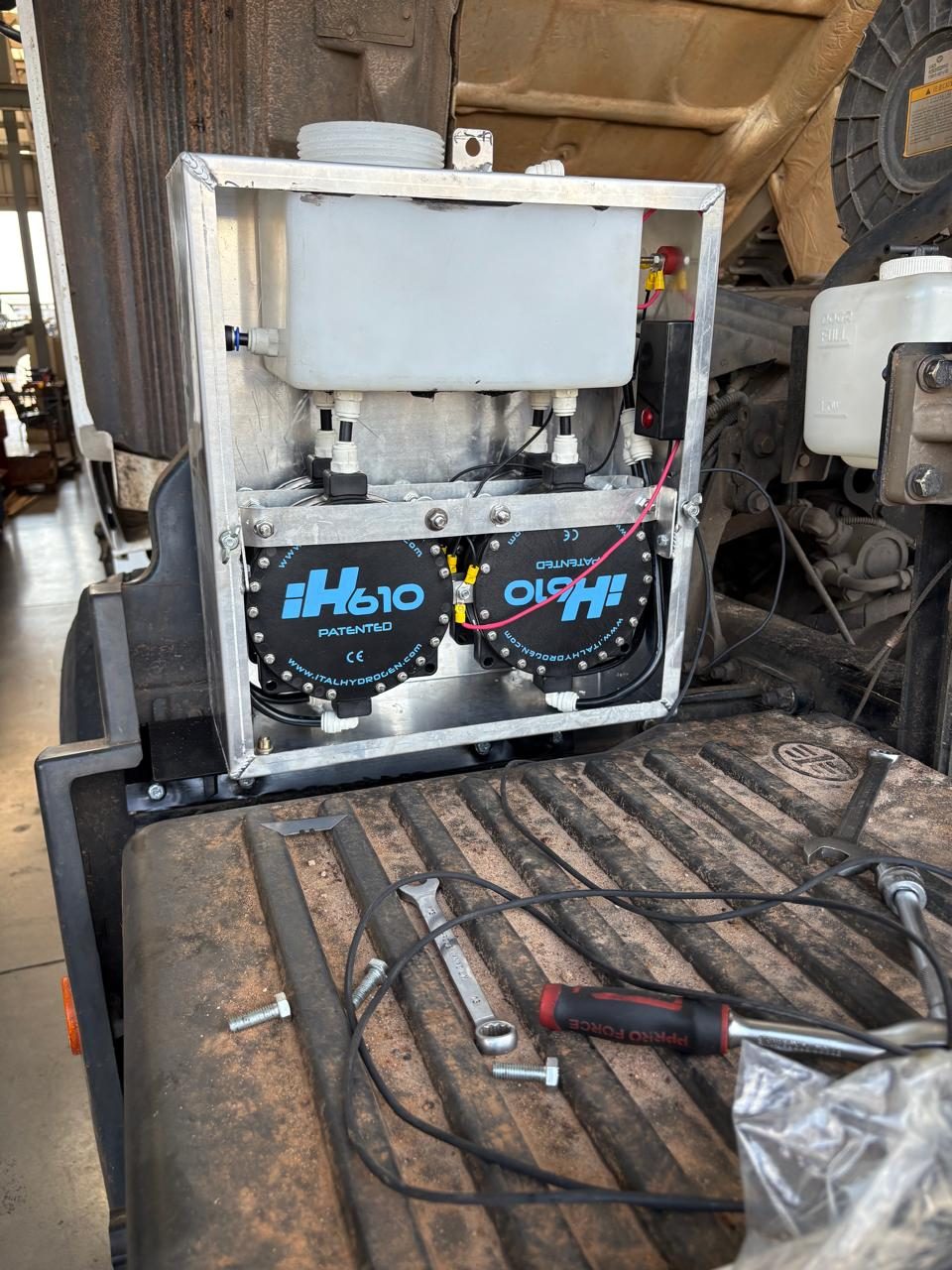Hydroxi unit open during installation on a FAW J5N truck