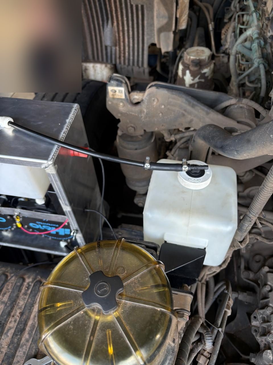 Hydroxi water reservoir connection in the FAW J5N engine bay